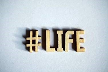 'Life' in Holzbuchstaben