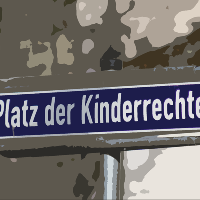 Strassenschild mit dem Titel Platz der Kinderrechte