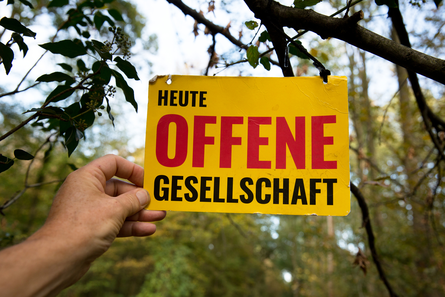 Eine Hand hält ein Schild mit der Aufschrift ' Heute Offene Gesellschaft ' in die Höhe