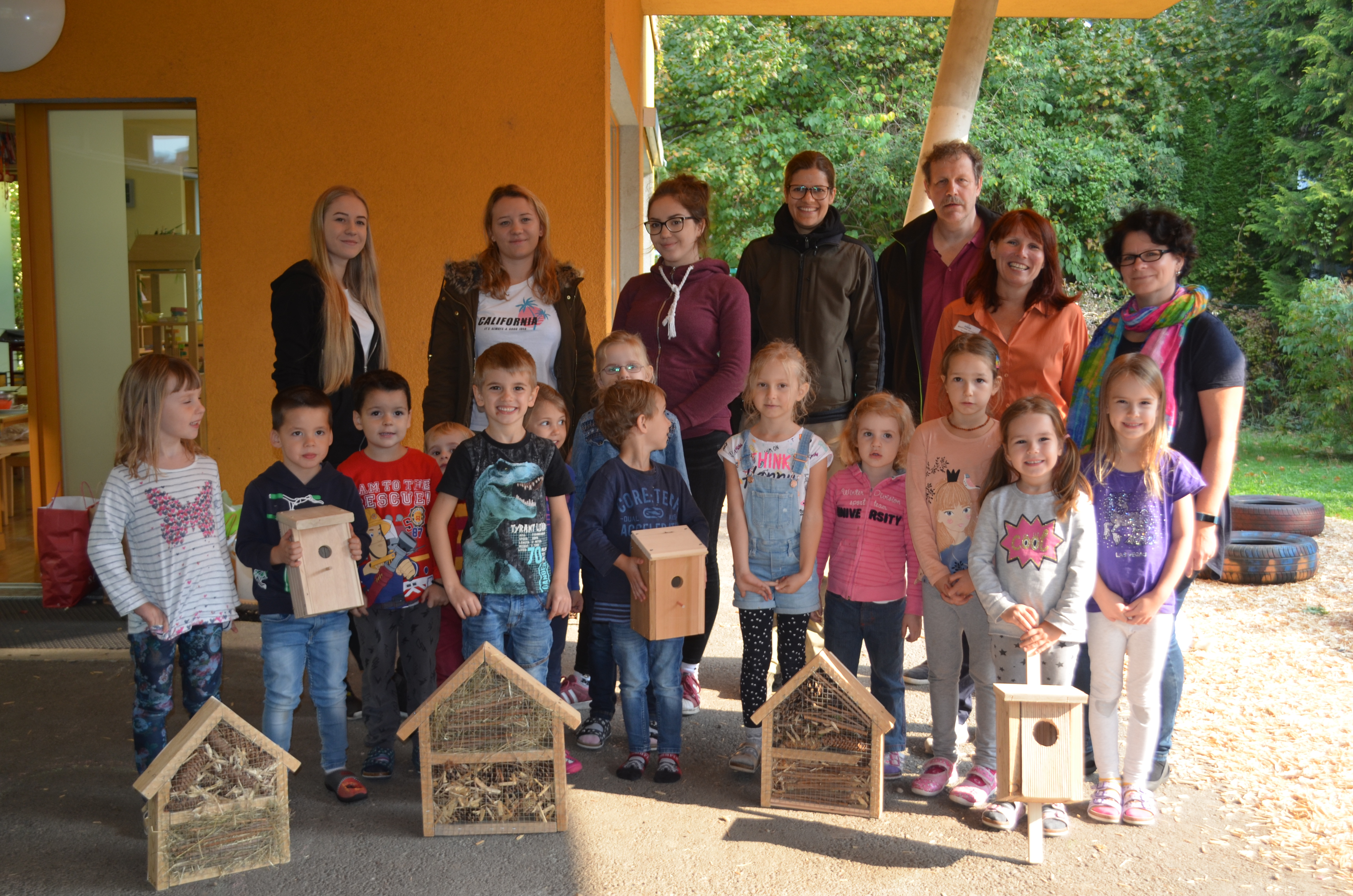 Kindergruppe vor Bienenkästen